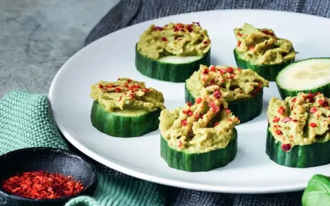 Gurkenscheiben mit Avocado-Creme und roten Chiliflocken, perfekt für leichte scheinfasten rezepte.
