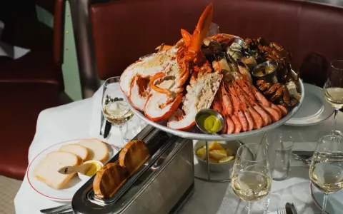 En imponerande skaldjursbuffé i Stockholm med hummer, räkor och krabba. Perfekt för en festlig måltid.