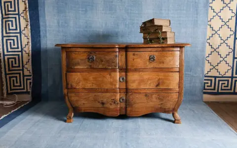 Cómoda antigua de madera, lista para restaurar muebles antiguos. Apilados libros viejos encima.