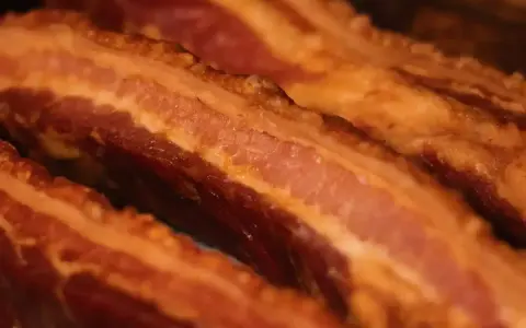 Torreznos al horno crujientes, con capas de carne y grasa dorada.