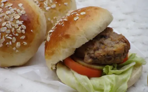 Ile piec hamburgery w piekarniku, aby były soczyste i pyszne