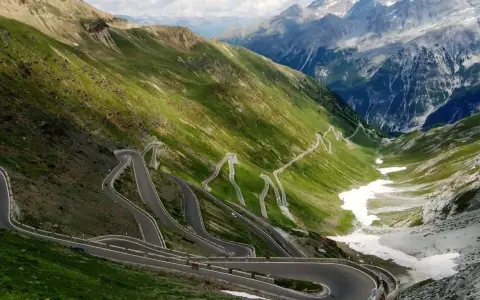 Malownicze serpentyny Passo dello Stelvio, kiedy otwarta, zapraszają do podziwiania alpejskich krajobrazów.
