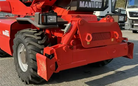 Czerwony ładowarka Manitou MRT 2150. Szczegółowe dane techniczne tej maszyny budowlanej są kluczowe dla jej efektywnego wykorzystania.