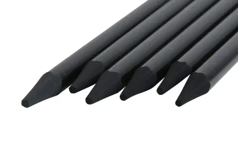 En rad svarta pennor med spetsiga stift, redo att utforska olika nivåer av blyerts hårdhet för konstnärliga uttryck.