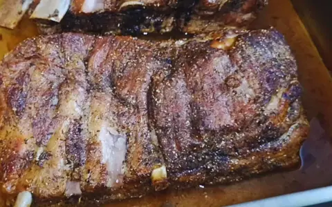 Mięciutkie żeberka w przyprawach, gotowe do pieczenia. Idealny przepis na obiad.