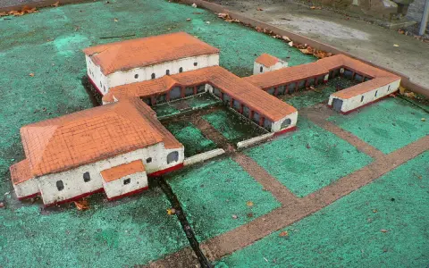 Modell einer römischen Villa, die Einblicke in das Wohnen im alten Rom gibt.