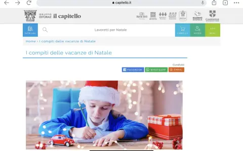 Bambino con cappello di Babbo Natale scrive appunti, circondato da luci natalizie e regali. Perfetto per trovare compiti per le vacanze di Natale divertenti.