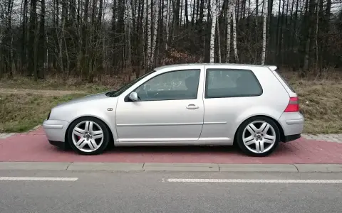 Srebrny Golf 4 na felgach z pięcioma ramionami. Rozstaw śrub golf 4 idealnie dopasowany do tych felg.