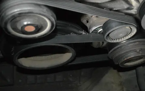 Uszkodzony schemat paska klinowego Mercedes 2.2 CDI. Widać luźne włókna i przetarcia na pasku.
