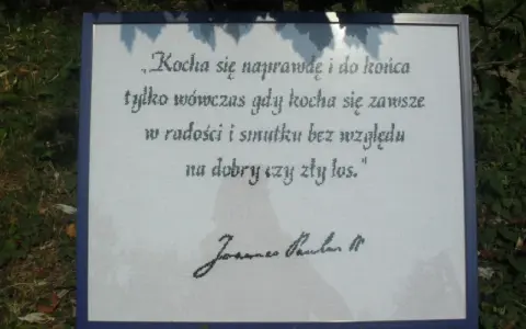 Piękny haft z cytatem Jana Pawła II na rocznicę ślubu: "Kocha się naprawdę i do końca tylko wówczas gdy kocha się zawsze w radości i smutku bez względu na dobry czy zły los.