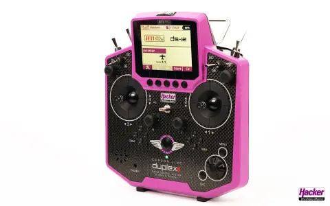 Jeti ds 12 Fernsteuerung in leuchtendem Pink, bereit für den nächsten Flug.