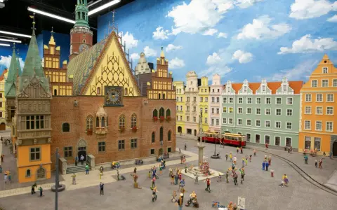 Miniaturowy Rynek we Wrocławiu, z kolorowymi kamieniczkami i tramwajem, to świetne wrocławskie atrakcje dla młodzieży.