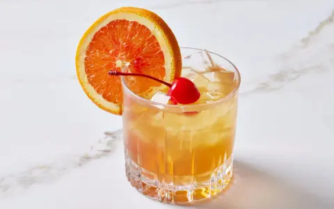 Amaretto Sour: Jak zrobić idealny drink w domu? Przepis krok po kroku
