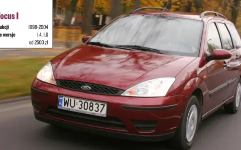 Czerwony Ford Focus Mk1 1.6 benzyna z lat 1998-2004, poruszający się po drodze.