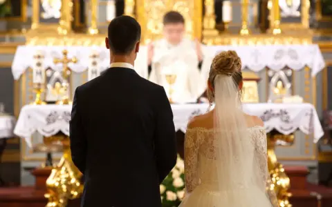 Para młoda przed ołtarzem, świadectwo ich miłości i wiary. To właśnie dlatego chce zawrzeć małżeństwo w kościele, by ich związek błogosławił Bóg.