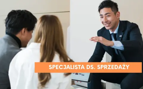 Uśmiechnięty specjalista ds. sprzedaży z pasją omawia ofertę z klientami, prezentując ją na tablecie.