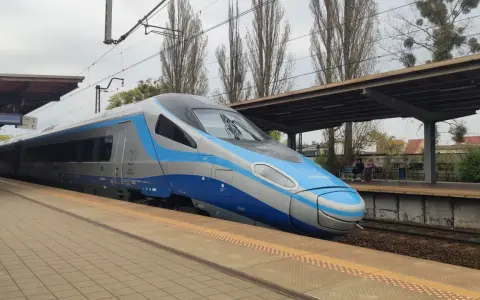 Pendolino czeka na pasażerów na stacji, gotowe do podróży z Gdańska do Warszawy.