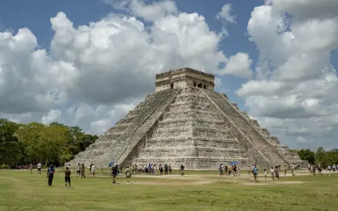 Wspaniała piramida Kukulkana w Chichen Itza, cel wielu podróży. Ta wycieczka do Meksyku to niezapomniane wrażenia!