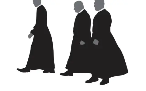 Trzech mężczyzn w czarnych, długich szatach, przypominających stroje duchownych. Kim jest kanonik? To godność kościelna, często związana z katedrą.