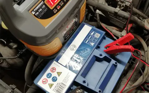 Jak bezpiecznie podłączyć prostownik w mondeo mk4 i uniknąć problemów