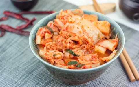 Jak zrobić kimchi w domu? Odkryj sekrety smaku i zdrowia!