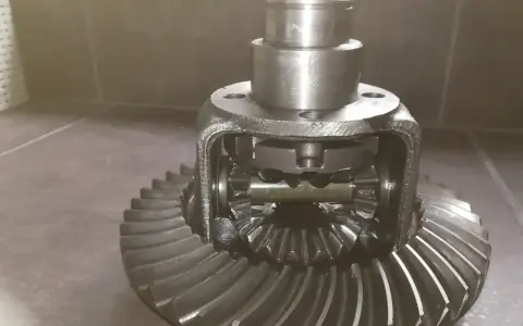 Metalowy dyfer z zębatkami, gotowy do montażu w pojeździe.
