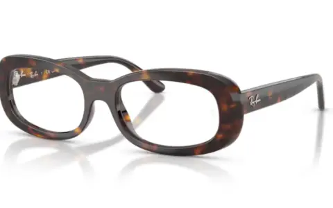 Okulary Ray-Ban w panterkę z uszkodzonym antyrefleksem na soczewce.