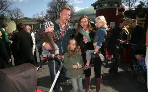 Mikael Persbrandt med sina barn på en utflykt. En familj njuter av en solig dag utomhus.