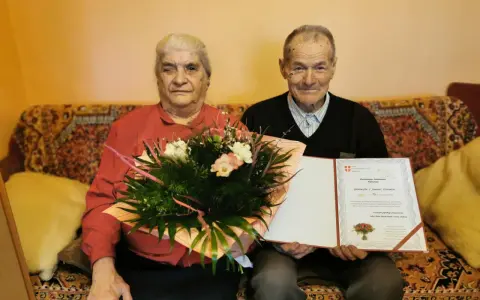Para Genowefa i Jan Dziedzic świętuje 70 rocznicę ślubu. Otrzymali gratulacje i bukiet kwiatów.