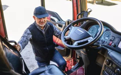 Ile osób może przewozić bus? Odkryj zasady i ograniczenia w Polsce