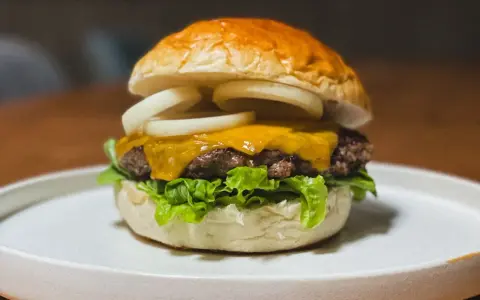 Idealny burger w domu: Jaka gramatura mięsa zapewni soczystość?