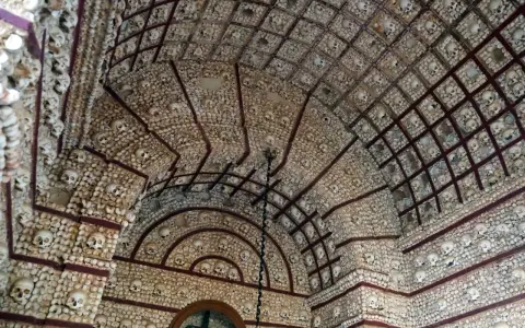 Die Capela dos Ossos, eine Kapelle, deren Wände und Decken mit menschlichen Knochen und Schädeln bedeckt sind, bildet ein faszinierendes Mosaik des Lebens und Sterbens.