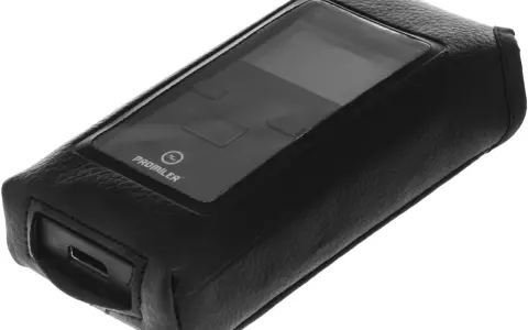 Czarny futerał ze skóry na promiler alp-1 lite. Widoczny port USB i logo.