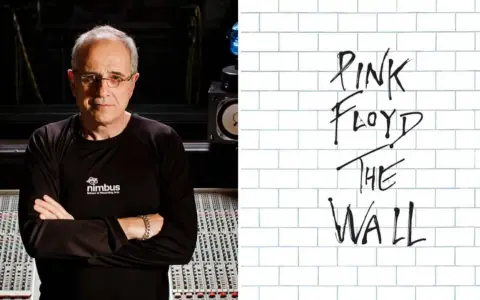 Bob Ezrin, producent "The Wall" Pink Floyd, stoi przed konsoletą.