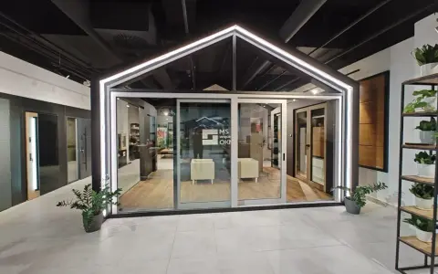Nowoczesny salon okien i drzwi z ekspozycją w kształcie domu.
