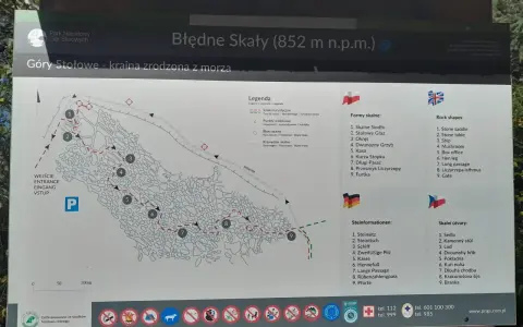 Mapa Błędnych Skał z zaznaczonymi szlakami, punktami widokowymi i formami skalnymi, jak "Skalne Siodło" czy "Okręt".