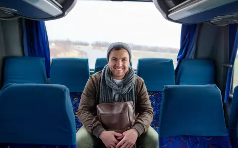 Ubiór na podróż autokarem: Porady eksperta na komfortową trasę