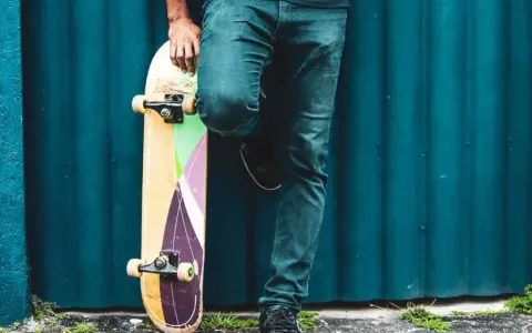 Spodnie tapered co to znaczy – poznaj ich styl i charakterystykę
