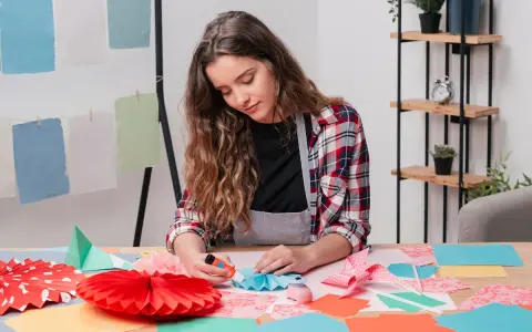 Adolescente creando adornos de papel, una de las muchas actividades para adolescentes.