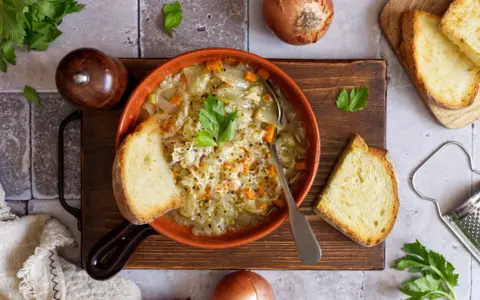 Zuppa di cavolo e carote, una deliziosa carabaccia ricetta, servita con pane tostato e prezzemolo fresco.