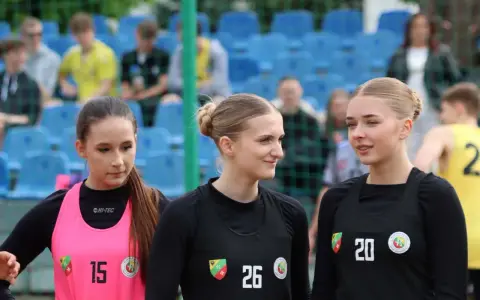 Trzy zawodniczki KPR Kobierzyce przed meczem. Dziewczyny w sportowych strojach, z numerami na koszulkach, gotowe do gry.