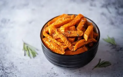 Chrupiące frytki z marchewki: Prosty, zdrowy przepis na przekąskę