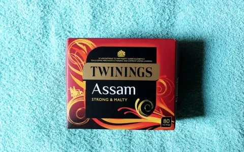 Pudełko herbaty Twinings Assam, idealne, co przywieźć z Anglii do Polski. Mocna i słodowa.