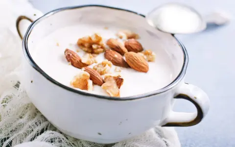 Cremiger Joghurt mit Mandeln und Walnüssen – so einfach kannst du protein creme selbst machen. Ein gesunder Genuss!