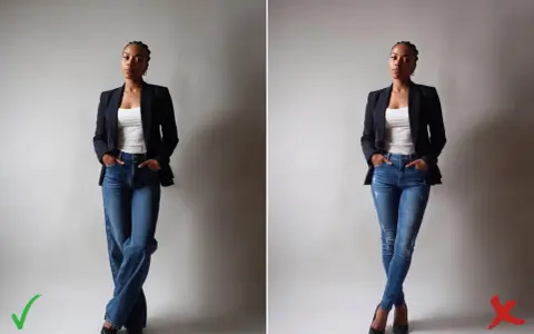 Mujer con blazer y jeans. La pose de la izquierda, con pantalones anchos cruzados, ayuda a disimular caderas y muslos. La de la derecha, con pitillos, no.