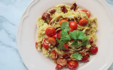 Spaghetti z cukinią i pomidorami: Obiad w 20 min + triki