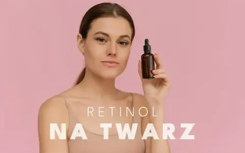 Kobieta z buteleczką serum na twarz. Dowiedz się, z czym łączyć retinol, by uzyskać najlepsze efekty.