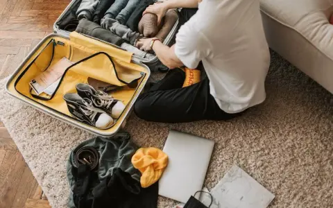 Pakowanie walizki: ubrania, buty, laptop, mapa. Zastanawiasz się, co zabrać na wakacje? Oto inspiracja!