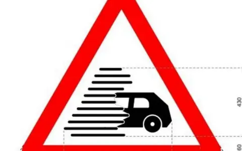 Señal de advertencia de tráfico con un coche negro en movimiento rápido, como si la regla me durara menos que antes.