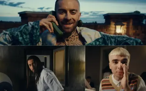 Malik Montana na dachu z zieloną słuchawką, jakby rozmawiał z papugą. W tle inny mężczyzna w białej koszuli.